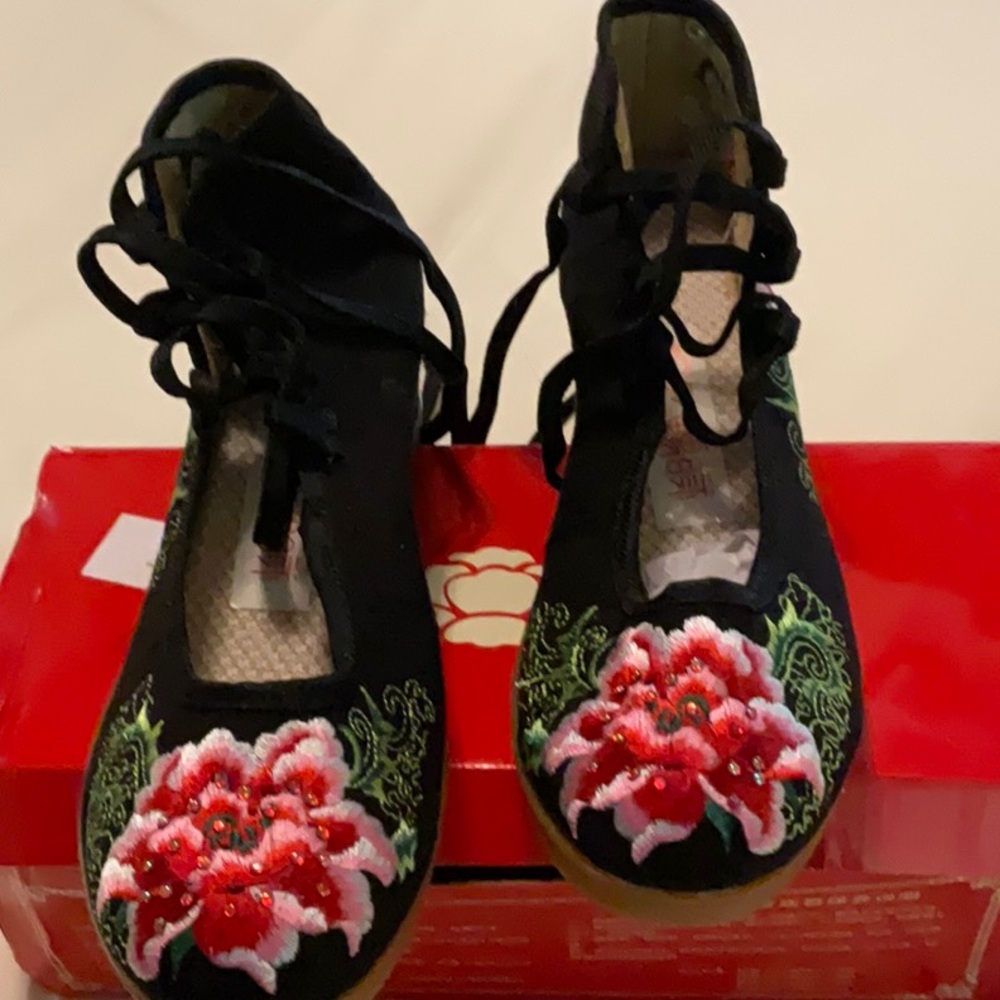 NIB Black embroidered rose lace up flats size 7